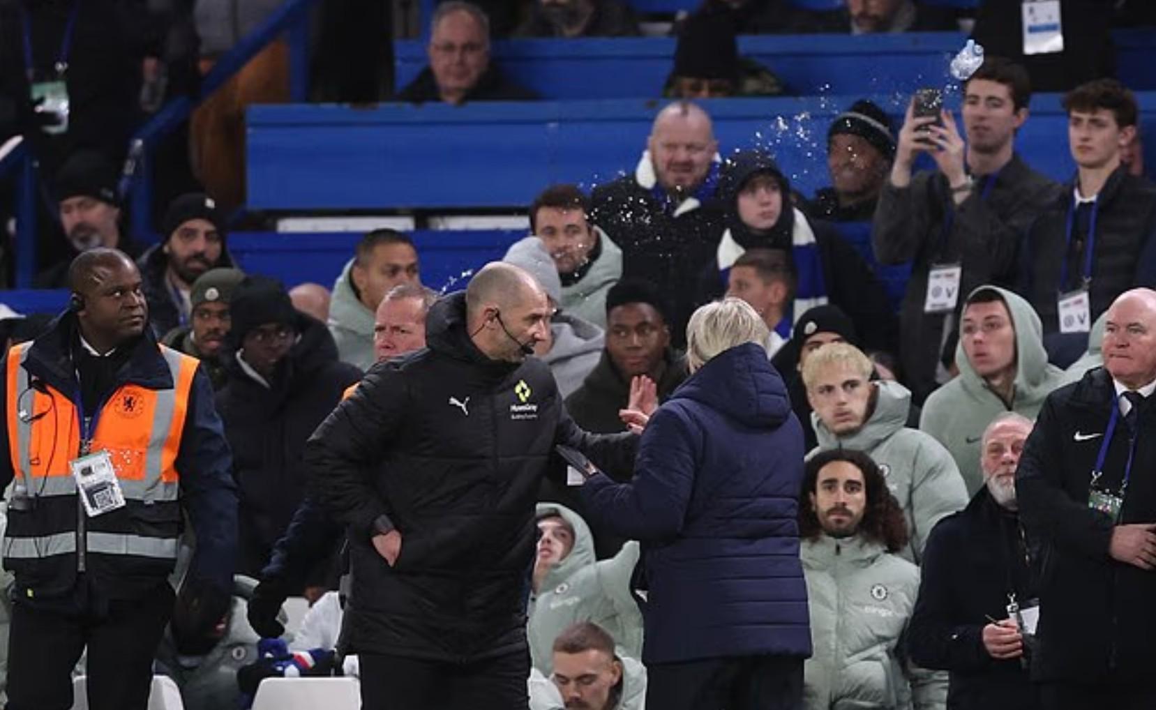 英足总官方：切尔西因球迷向场内投掷水瓶被罚款15万英镑